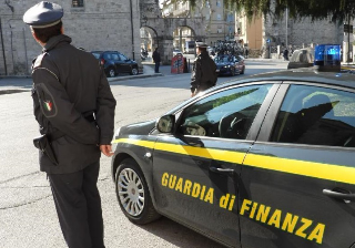 Ascoli Piceno – Sorpreso in monopattino con hashish, bilancino e contanti